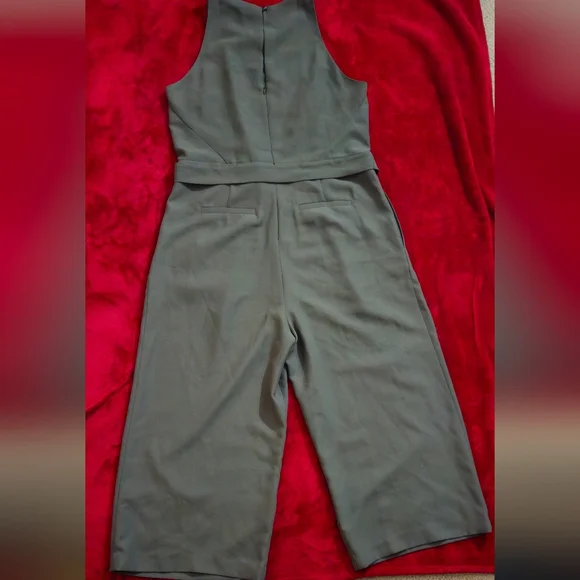 Banana Republic Olive Green Sleeveless Cropped Jumpsuit - Size 14